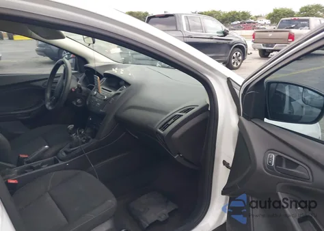 2015 Ford Focus S z USA, uszkodzony, nr VIN 1FADP3E21FL362568